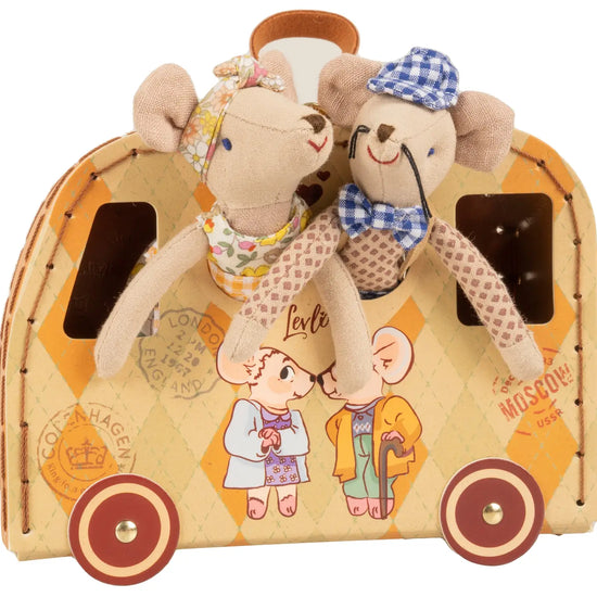 Grandparent Mice in a Camper Levlovs
