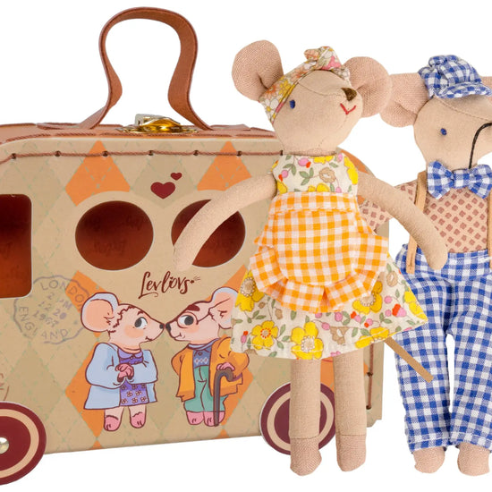 Grandparent Mice in a Camper Levlovs